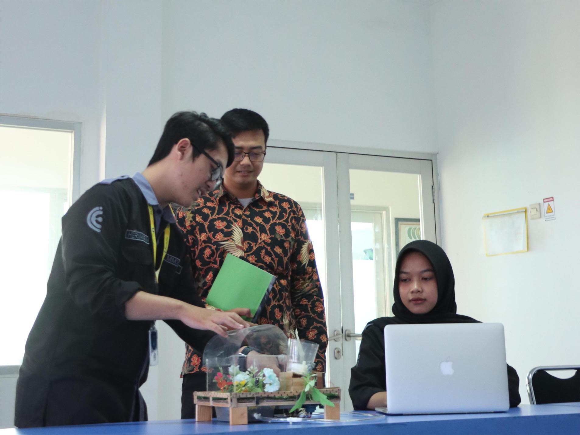 Apa Makna Gelar Jurusan Teknik Industri Dalam Membuka Peluang Karir Strategis Di Berbagai Sektor Perusahaan?